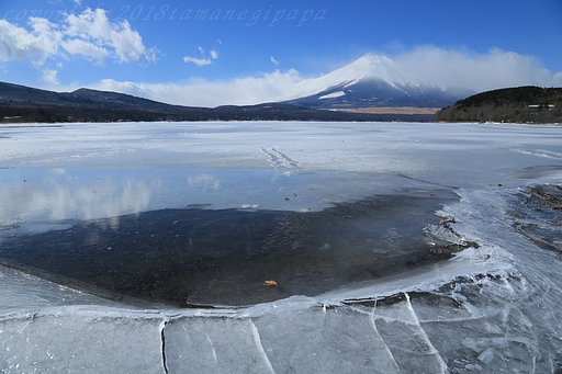 氷が割れる音で眼ざめ