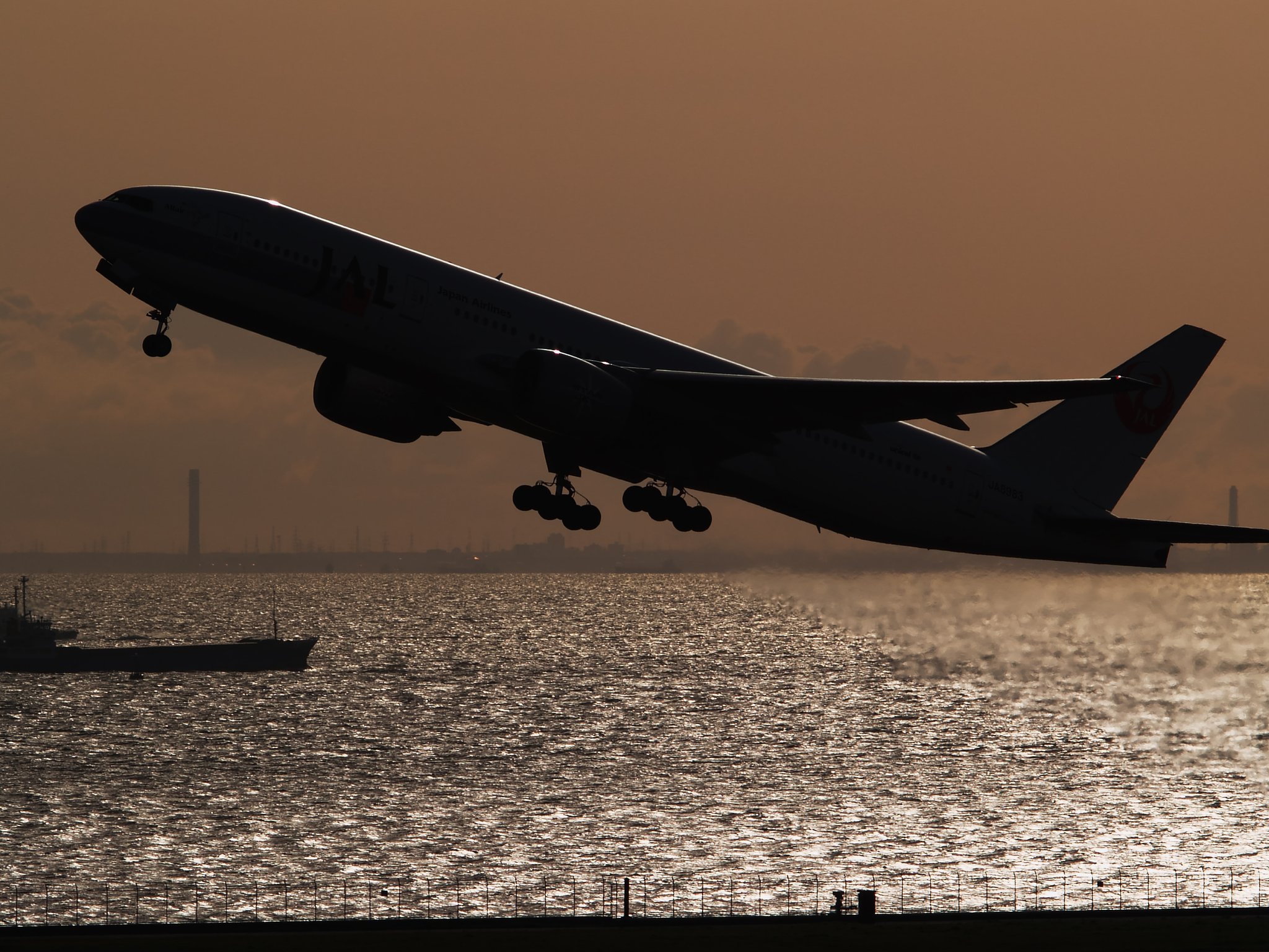 B777-200・逆光