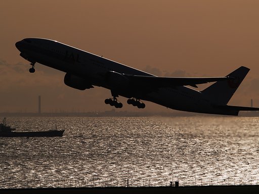 B777-200・逆光