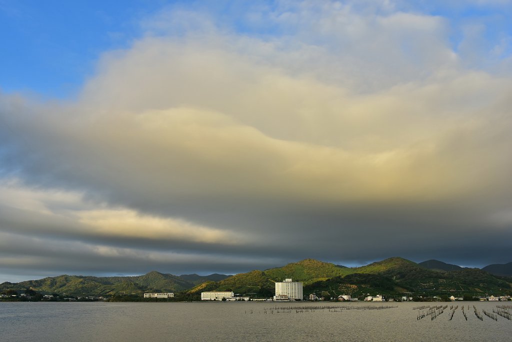 朝日に照らされる台風25号の雲（端っこですが）