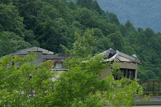 上から崩れていく