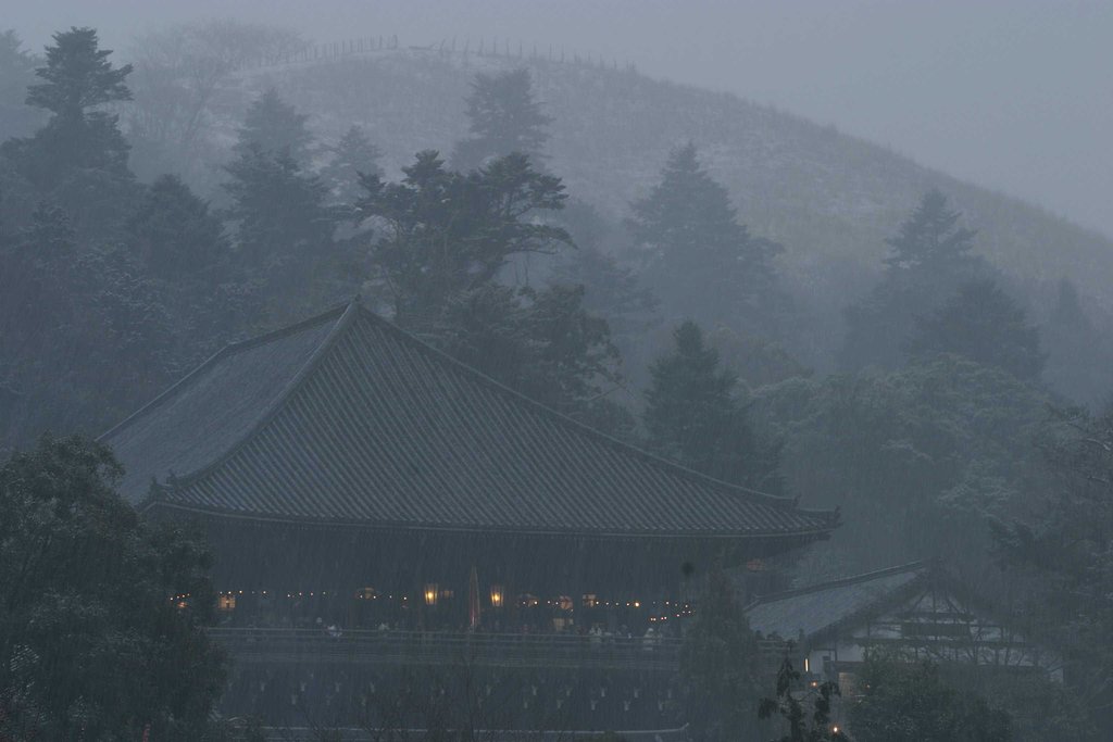雪に煙る二月堂