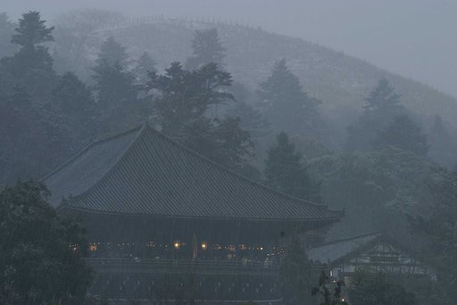 雪に煙る二月堂