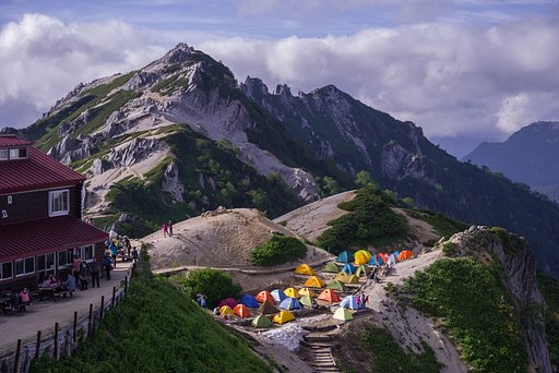燕山荘テラスから望む燕岳