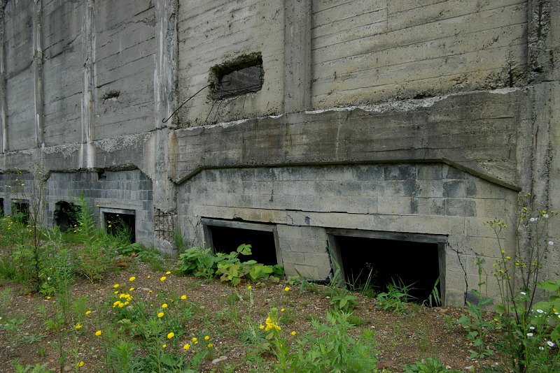 【暗】い穴の建物