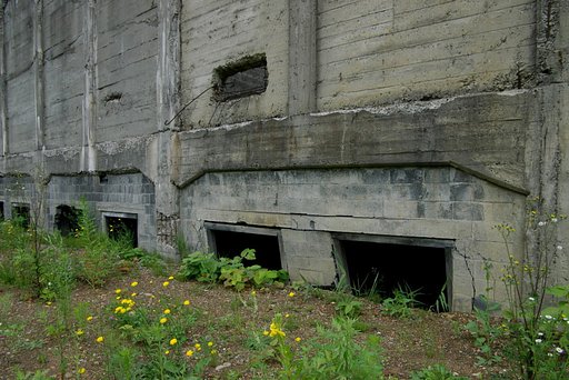 【暗】い穴の建物