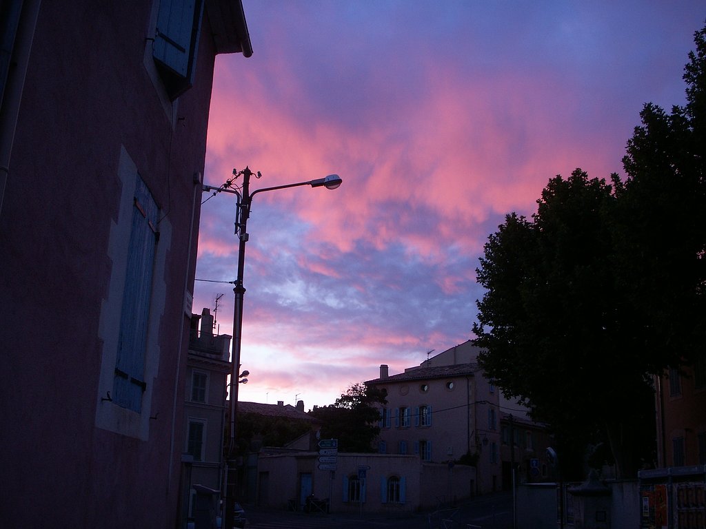 プロバンス地方の小さな町の夕日