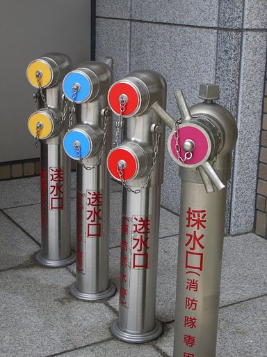 カラフルな水栓