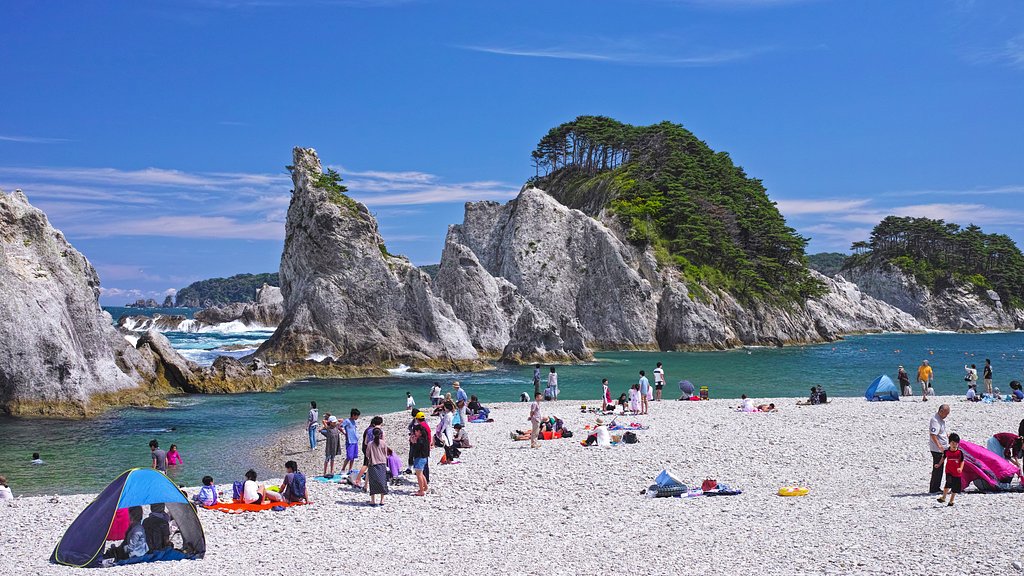 浄土ヶ浜行く夏を惜しむ