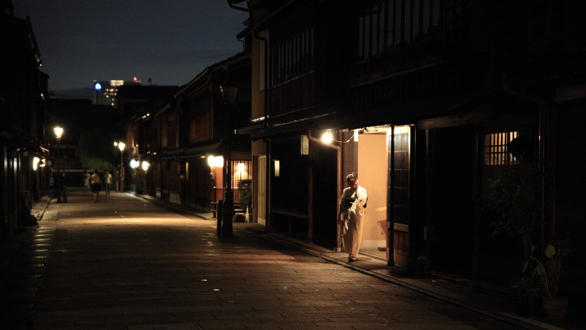 木虫籠に 耳を澄ませて 加賀夏夜