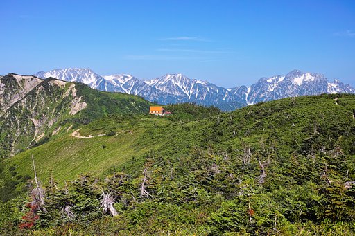 彼方の立山連峰
