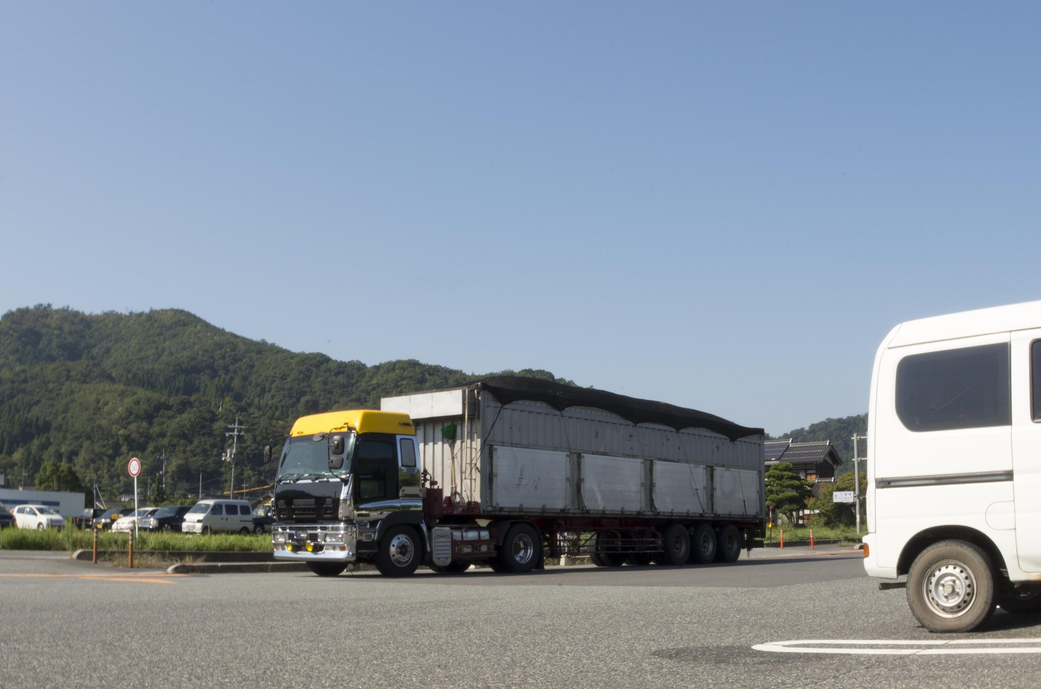ポプラの駐車場にて