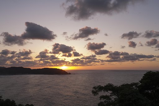 太陽が黄金色に