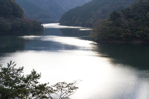 ダム湖の夜明け