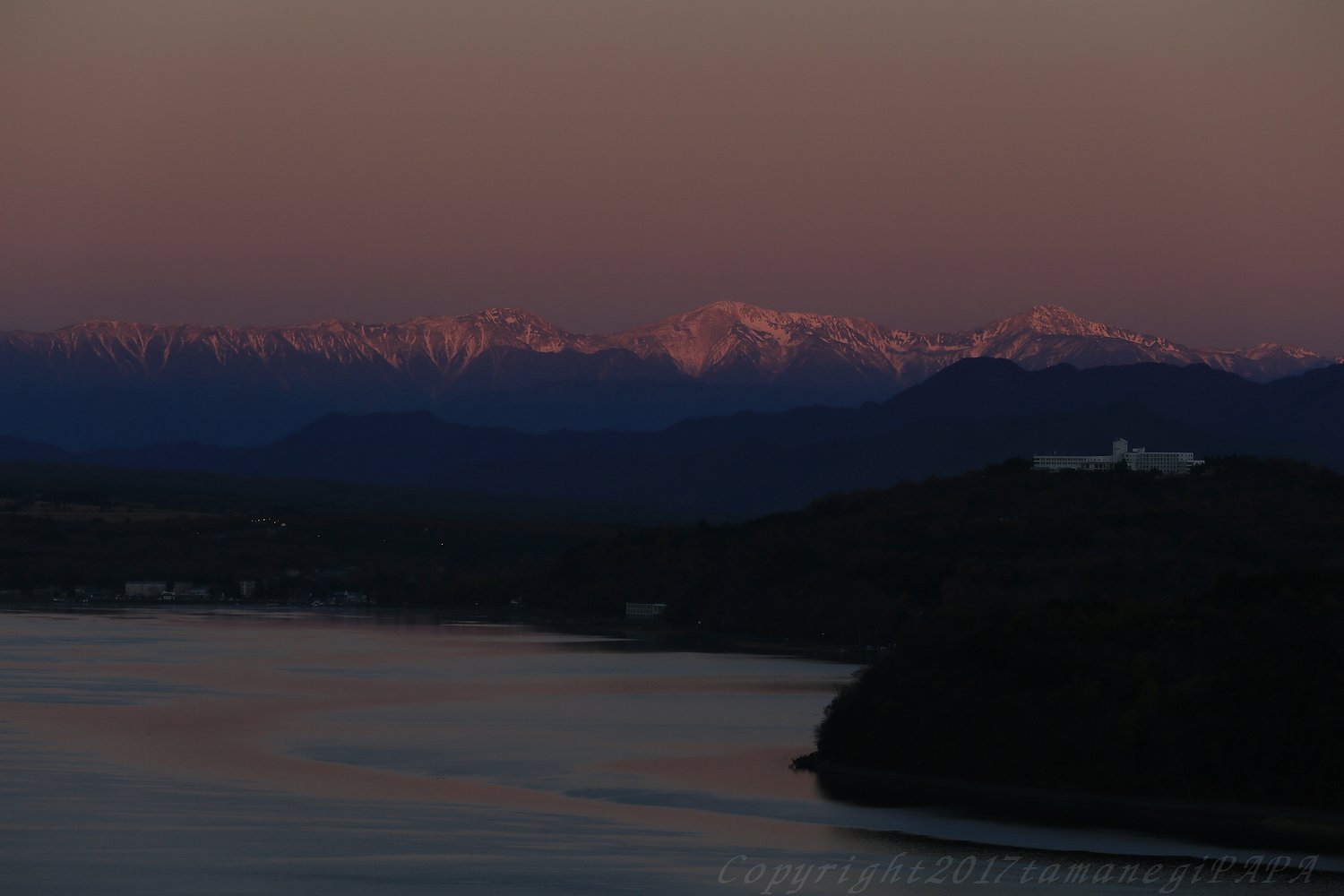 紅色の山々
