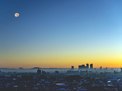 朝焼けに月