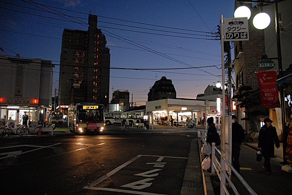 『我が故郷』夜の私鉄駅前
