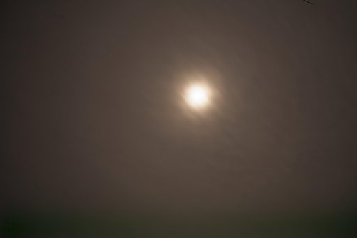 お月様がボヤット。