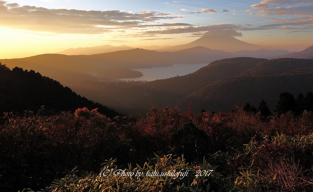 夕焼ける湖の光景