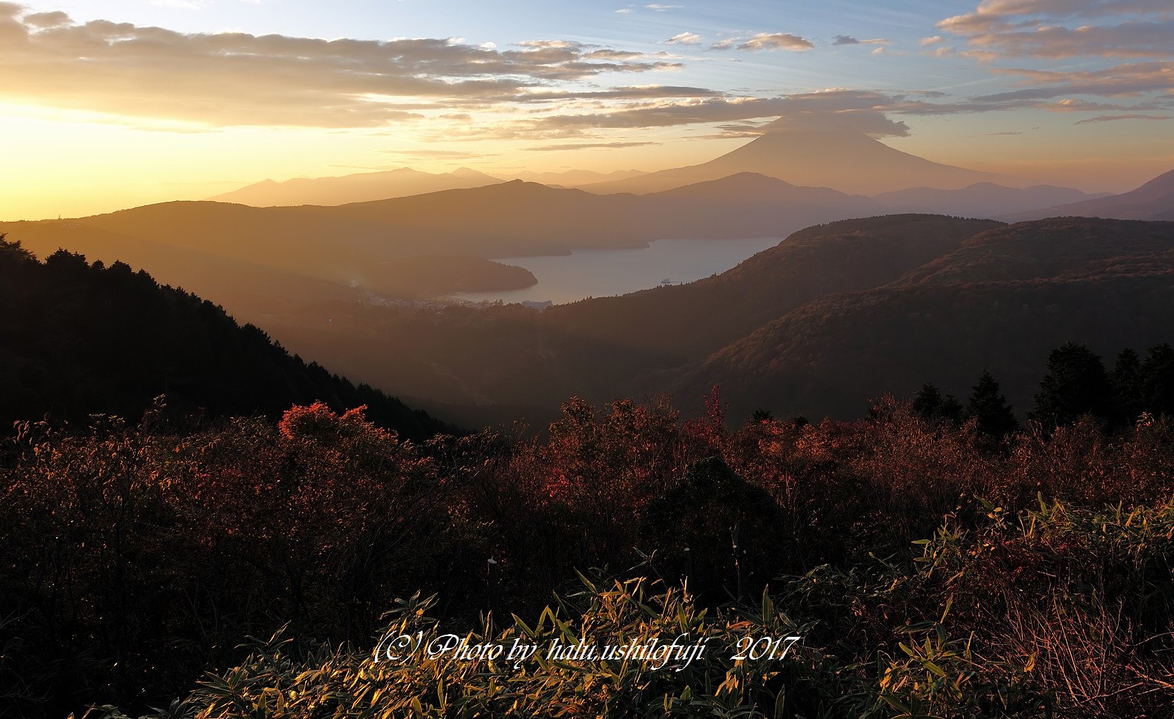 夕焼ける湖の光景