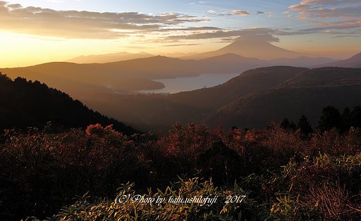 夕焼ける湖の光景