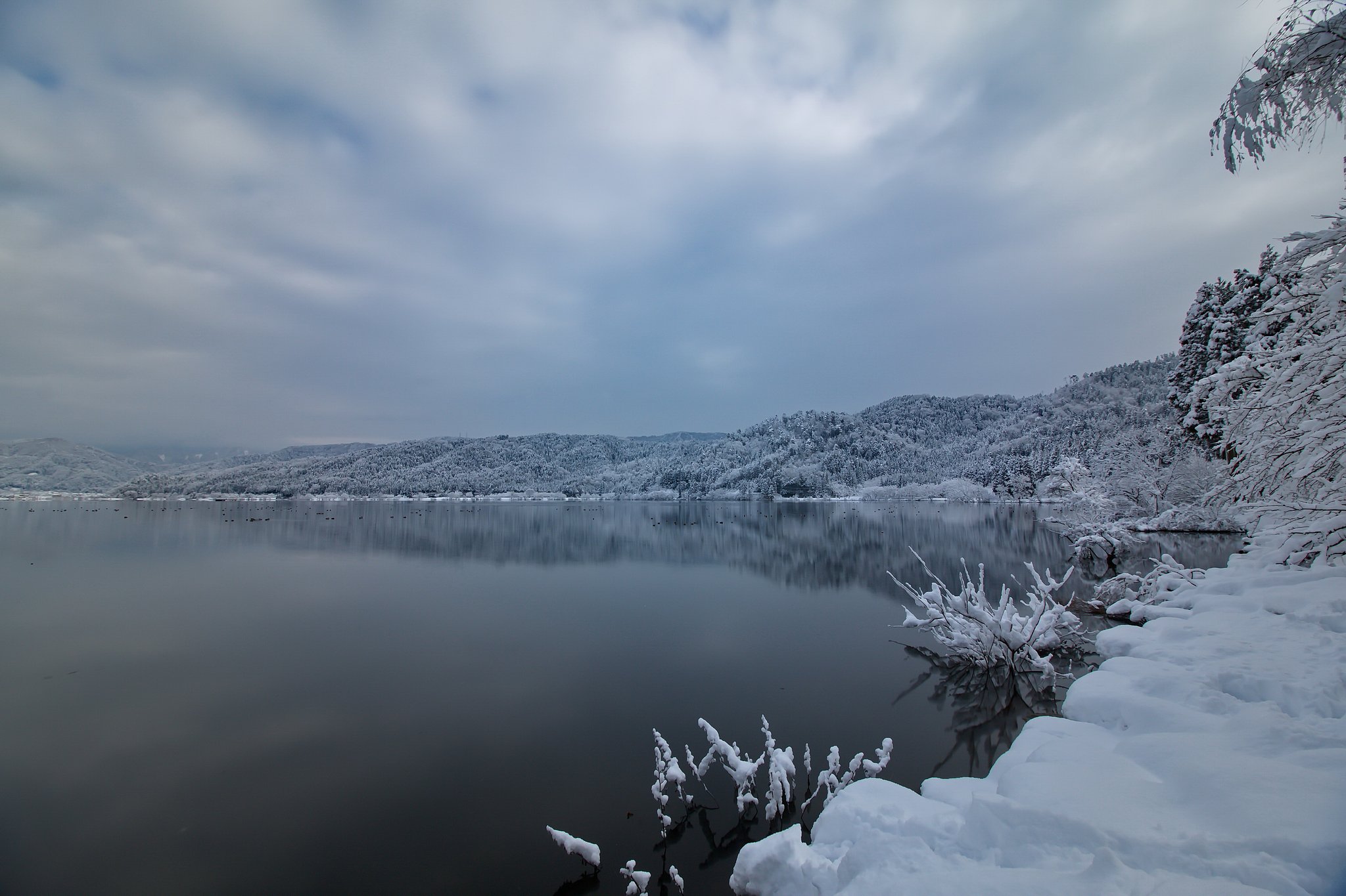 雪の湖に静寂が聞こえる・・・