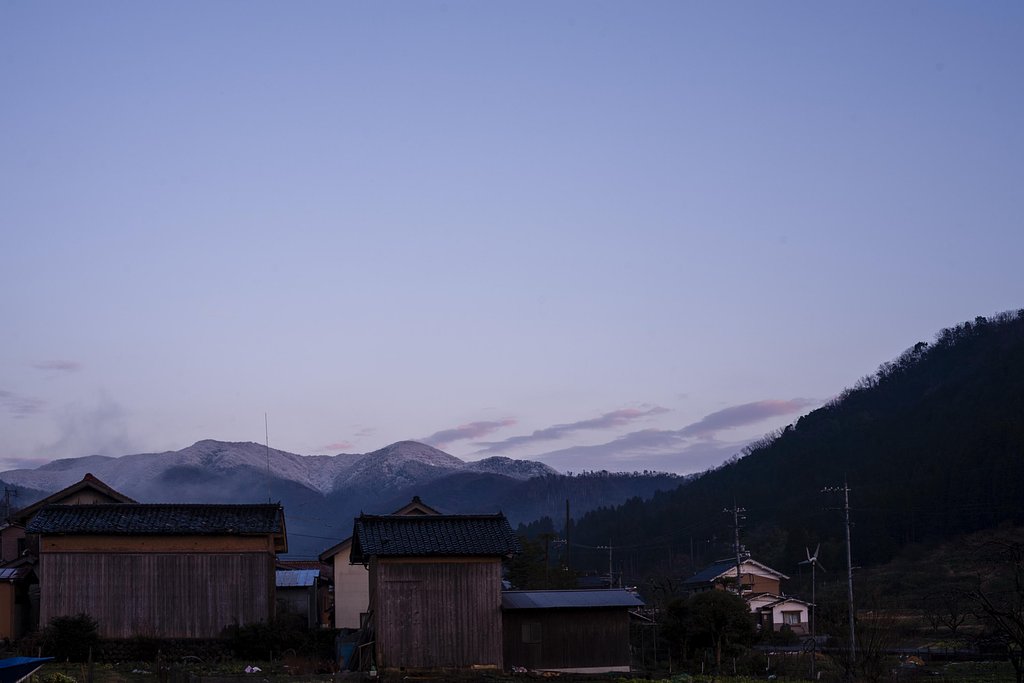 県境の山は雪が。