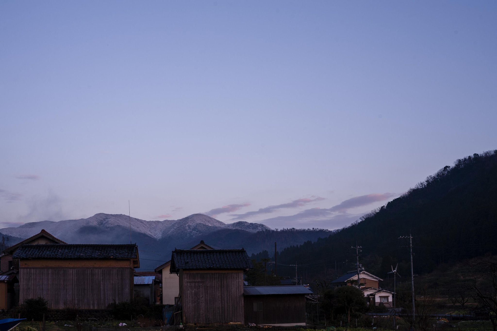 県境の山は雪が。