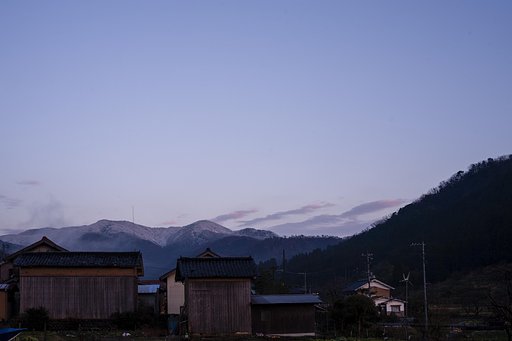 県境の山は雪が。