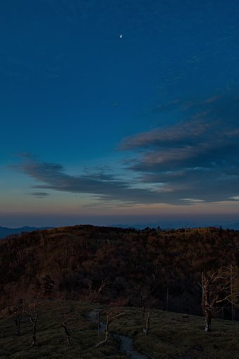 月と山