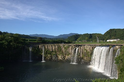 原尻の滝と青空