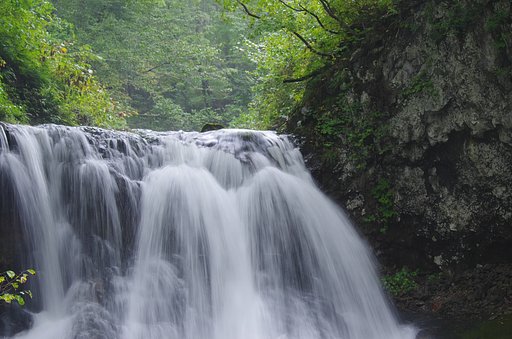 雨中の滝