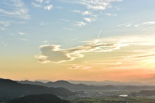 秋の朝空に『く』の字を描く