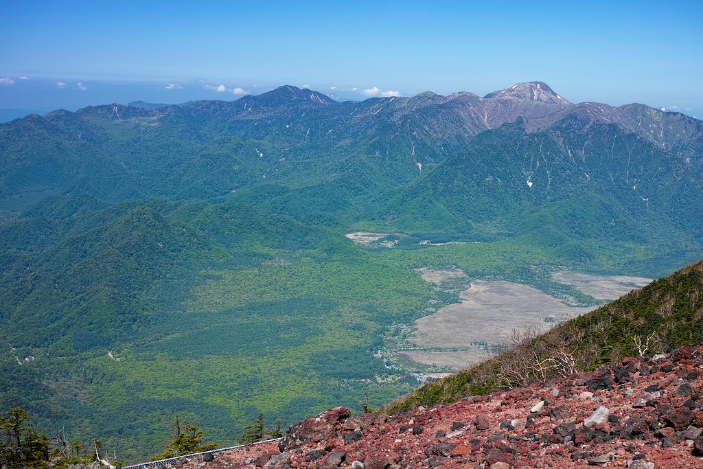 男体山からの日光白根山と戦場ヶ原