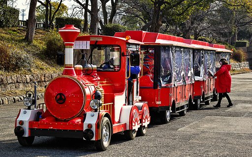 大阪城お濠周りを走ってます。