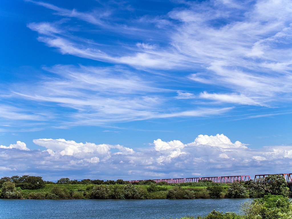 赤い鉄橋と白い雲の風景