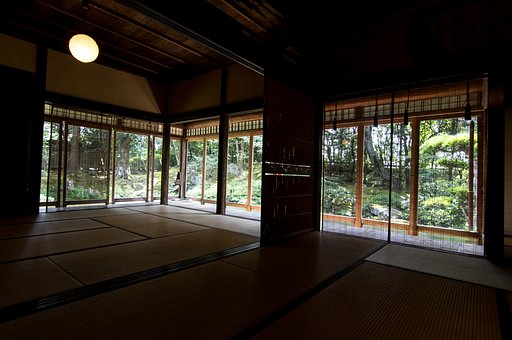 平家の庭園を望む