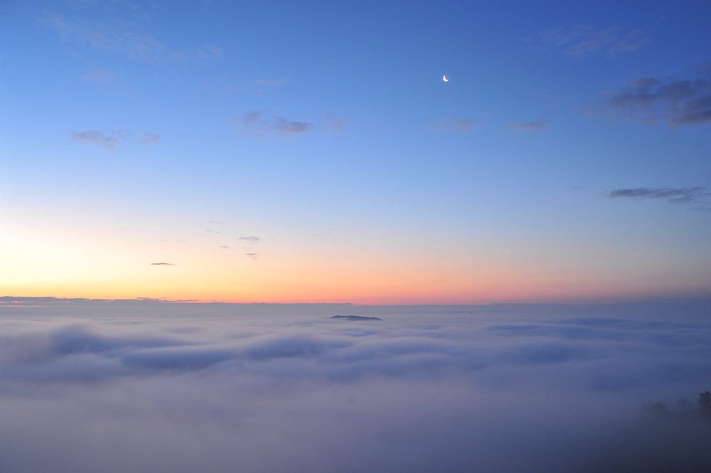 晴天　雲上　下弦月