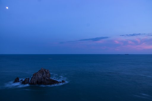 十三夜の月昇る