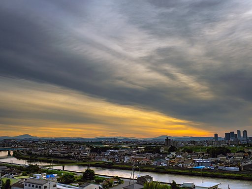 雲の多い朝焼け