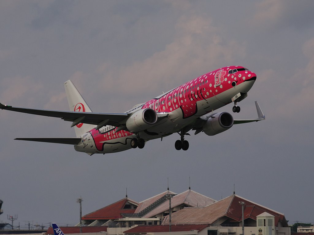 宮古空港のさくらジンベエ号