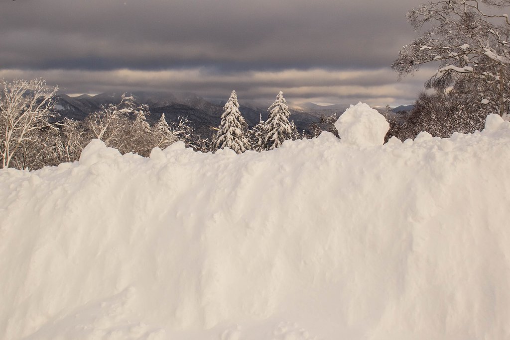 望羊中山雪の壁