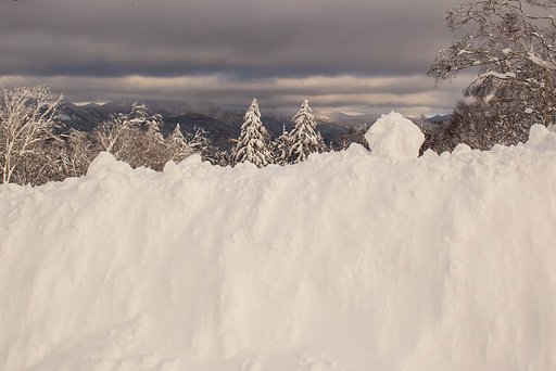 望羊中山雪の壁