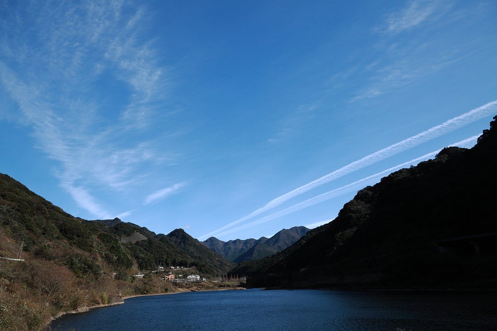 萱瀬ダム湖の空