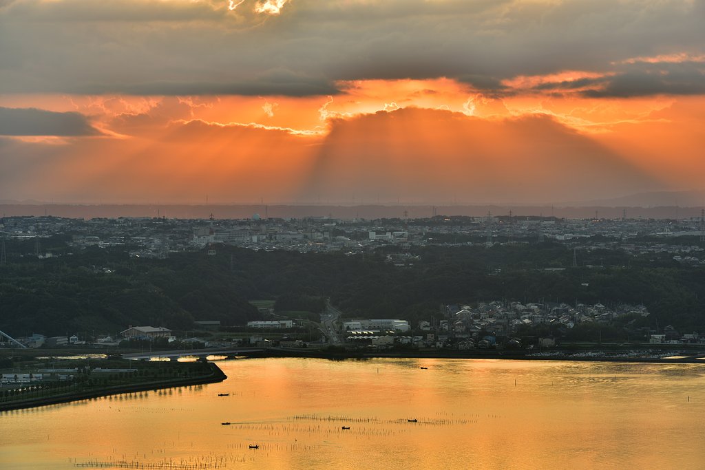 雲間からの赤い光芒