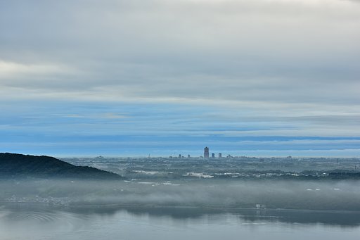 遥か洋上は水色の空？雲？