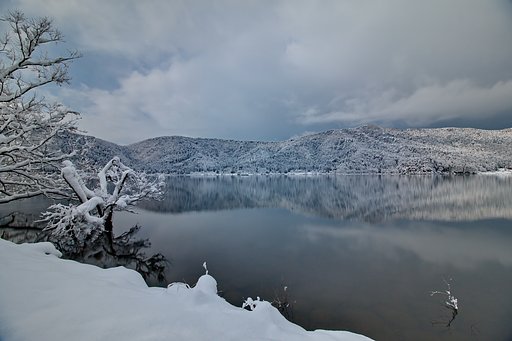 雪の湖に静寂が聞こえる・・