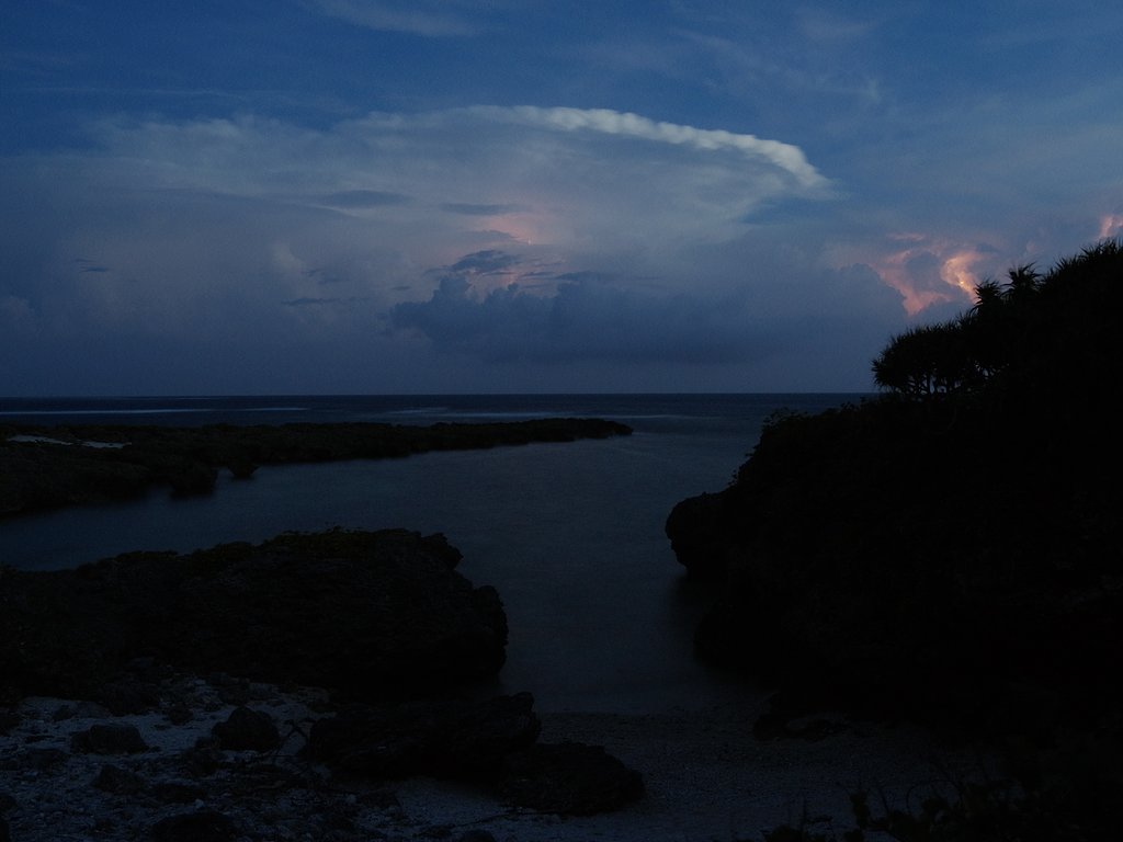 入り江と雷雲