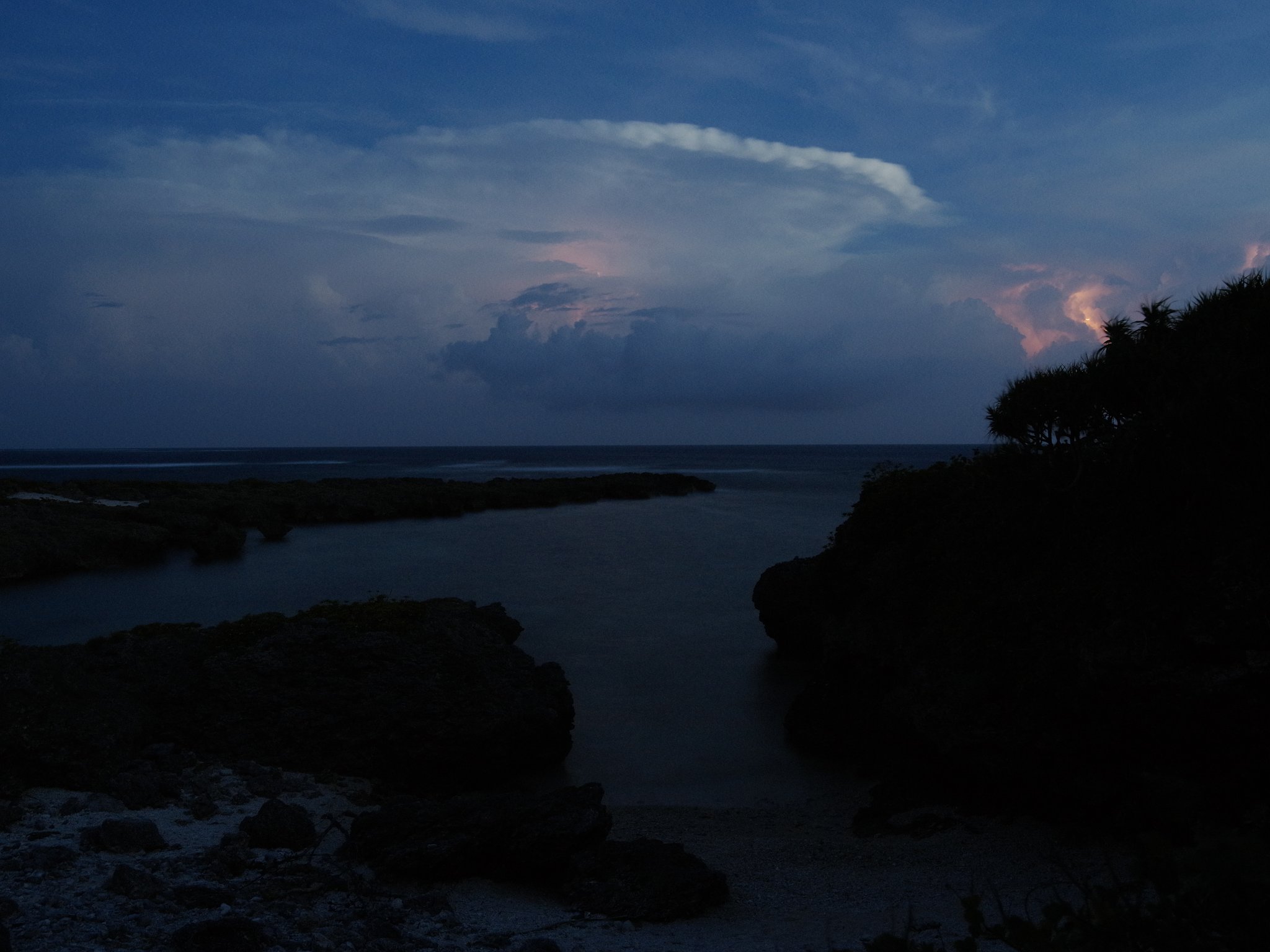 入り江と雷雲