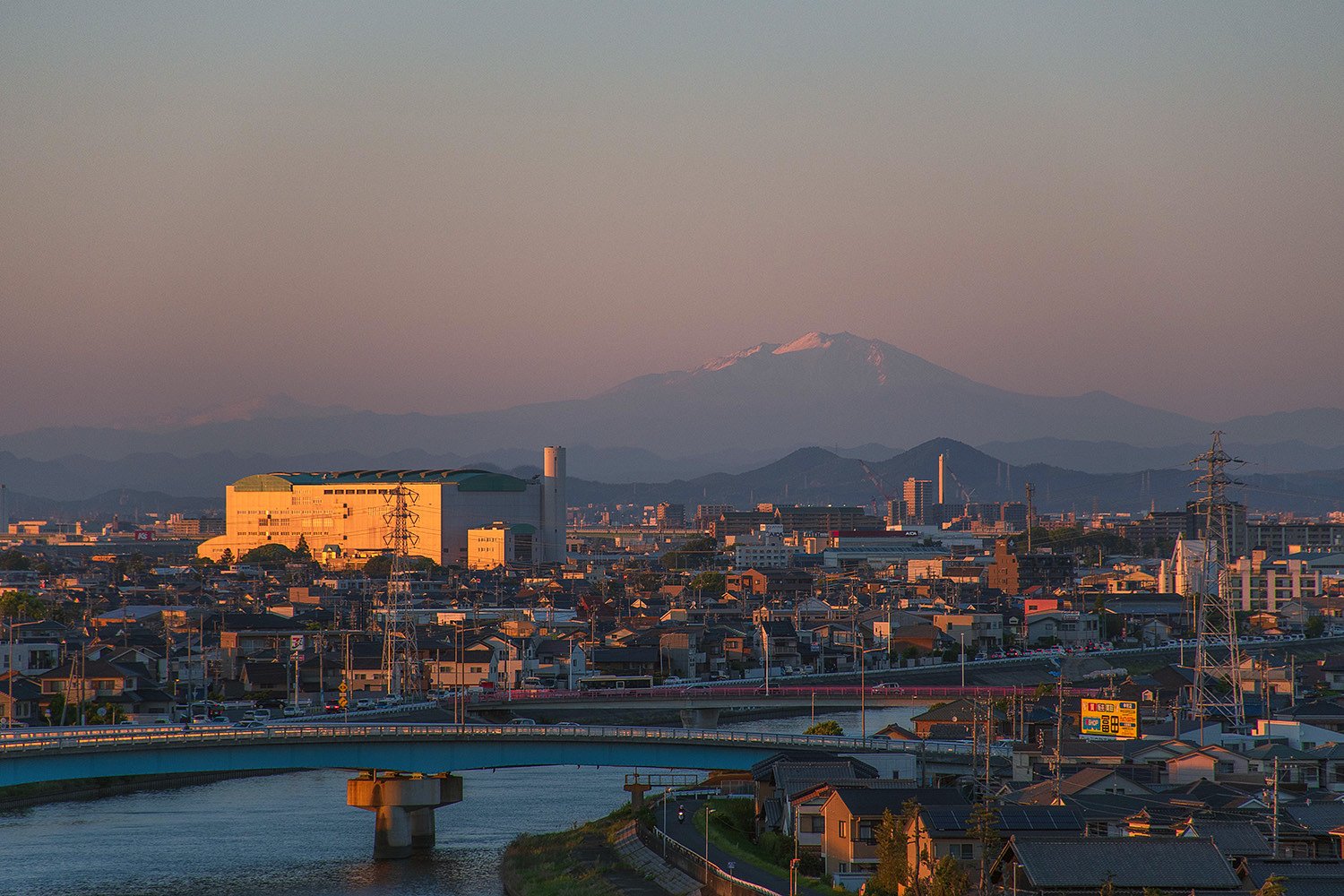 【花・空のある風景】夕日注ぐ我が街並